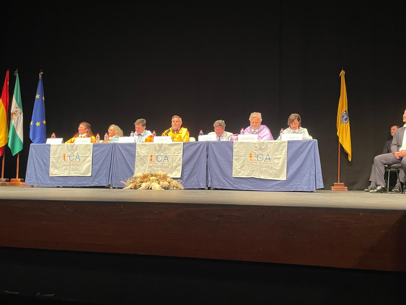 El Delegado del Rector para el Campus de Jerez representa al Sr. Rector en el Acto de Graduación ...