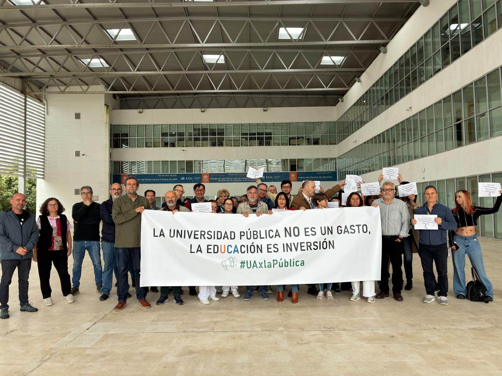 Concentración en el campus de Jerez en defensa de la universidad pública.